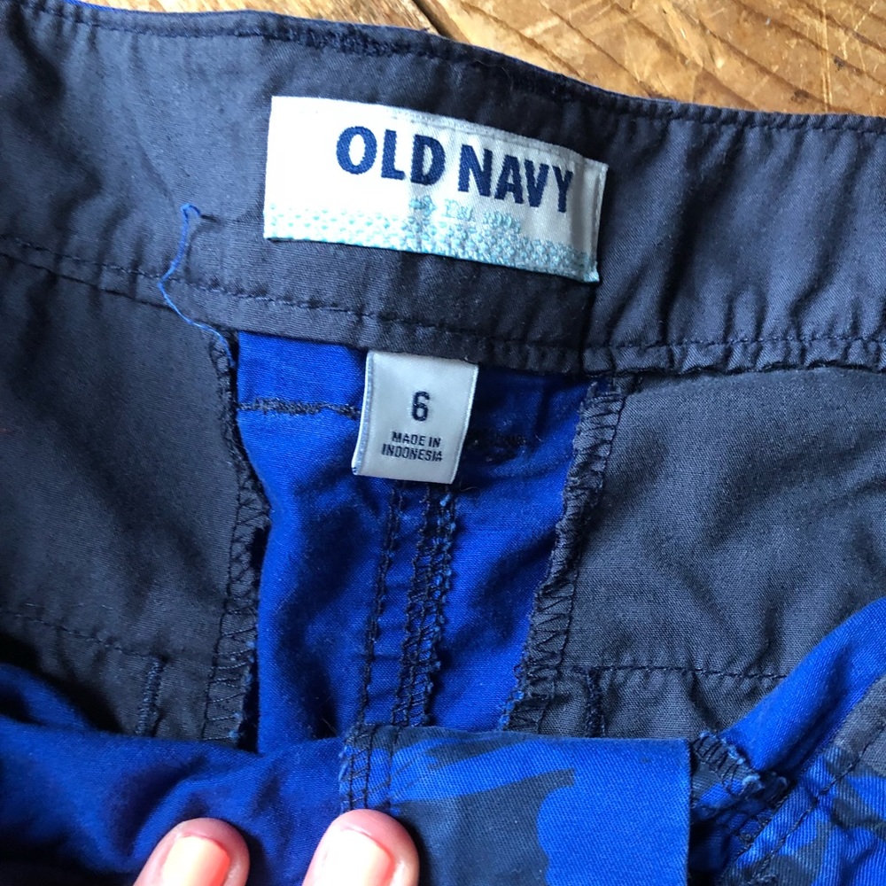 OLD NAVY blue floral shorts - Picture 2 of 2